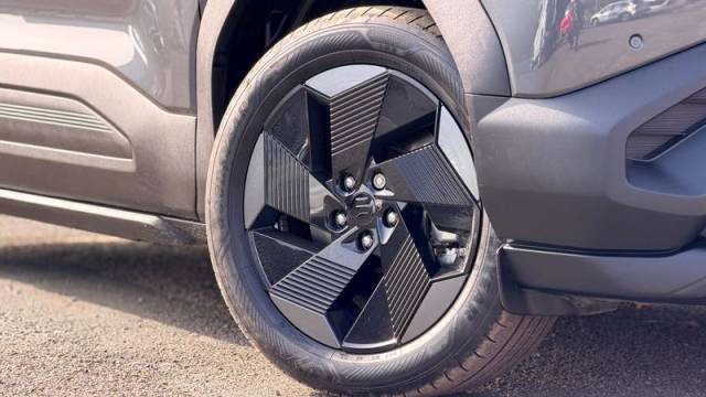 2025 Suzuki E-vitara 61kWh Motion SUV 5dr Electric Auto (174 ps)